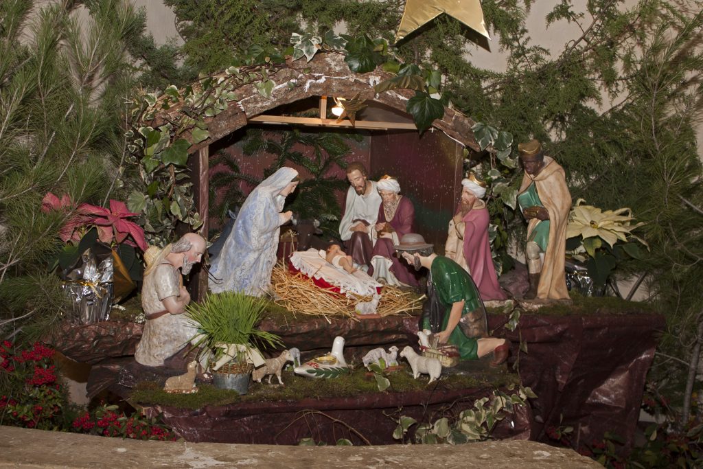 calvisson-eglise_st-_saturnin-la_creche_apres_lepiphanie-20130108