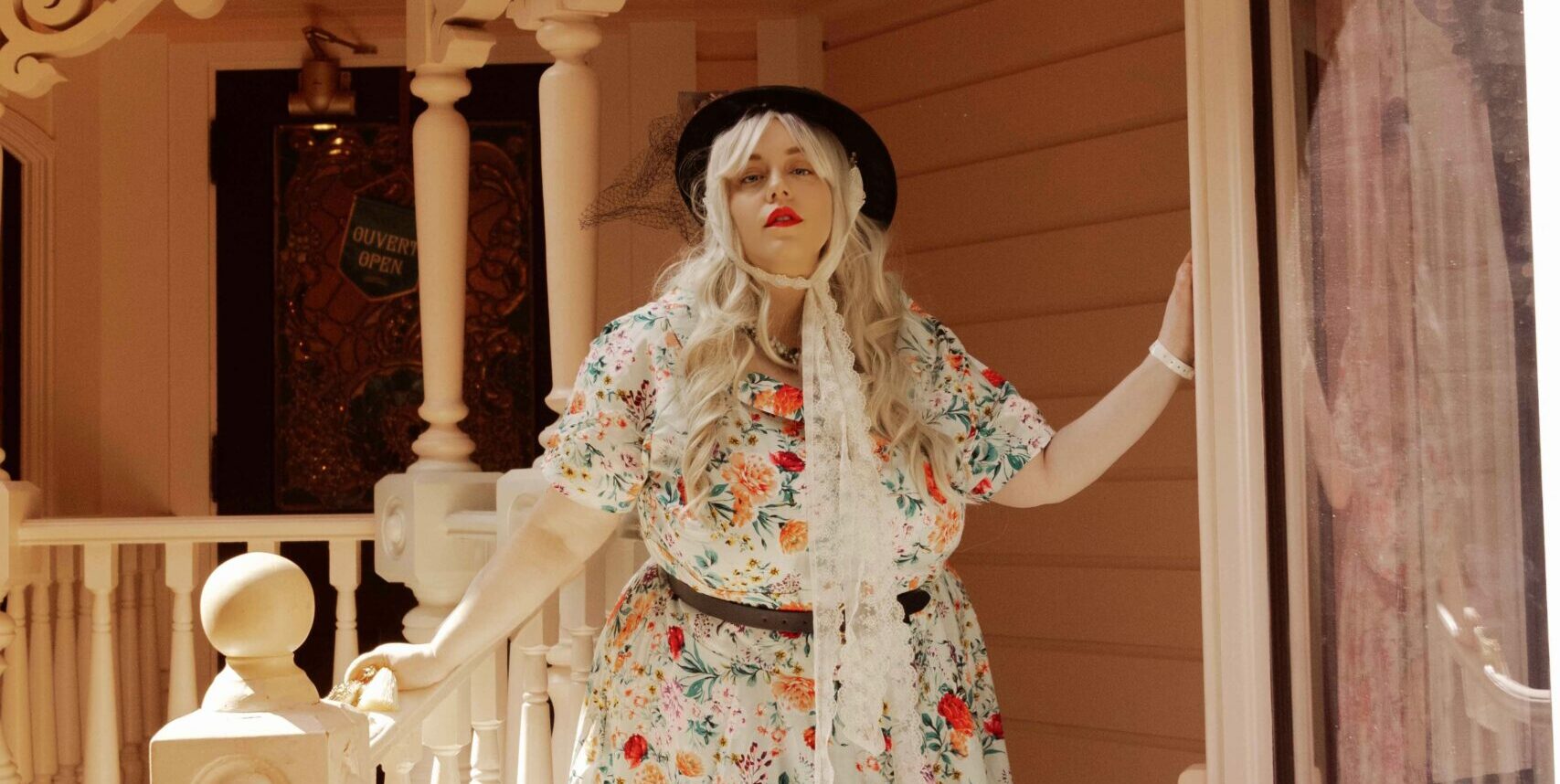 Un look pinup à Disneyland Paris : entre fleurs, nostalgie et magie.
