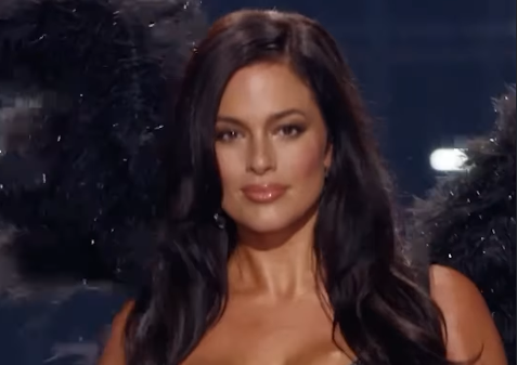 Ashley Graham défile pour Victoria’s Secret