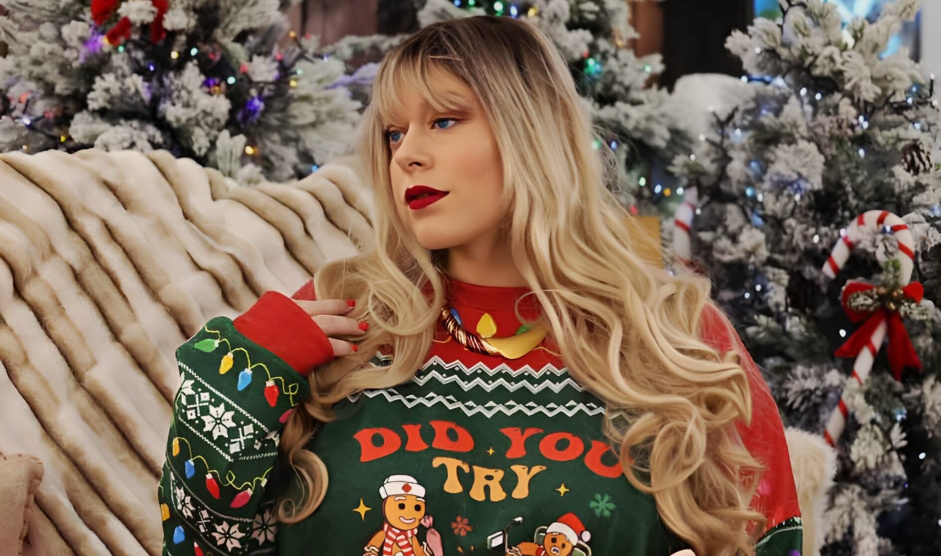 Pulls de Noël et rondeurs : célébrer les fêtes sans compromis.