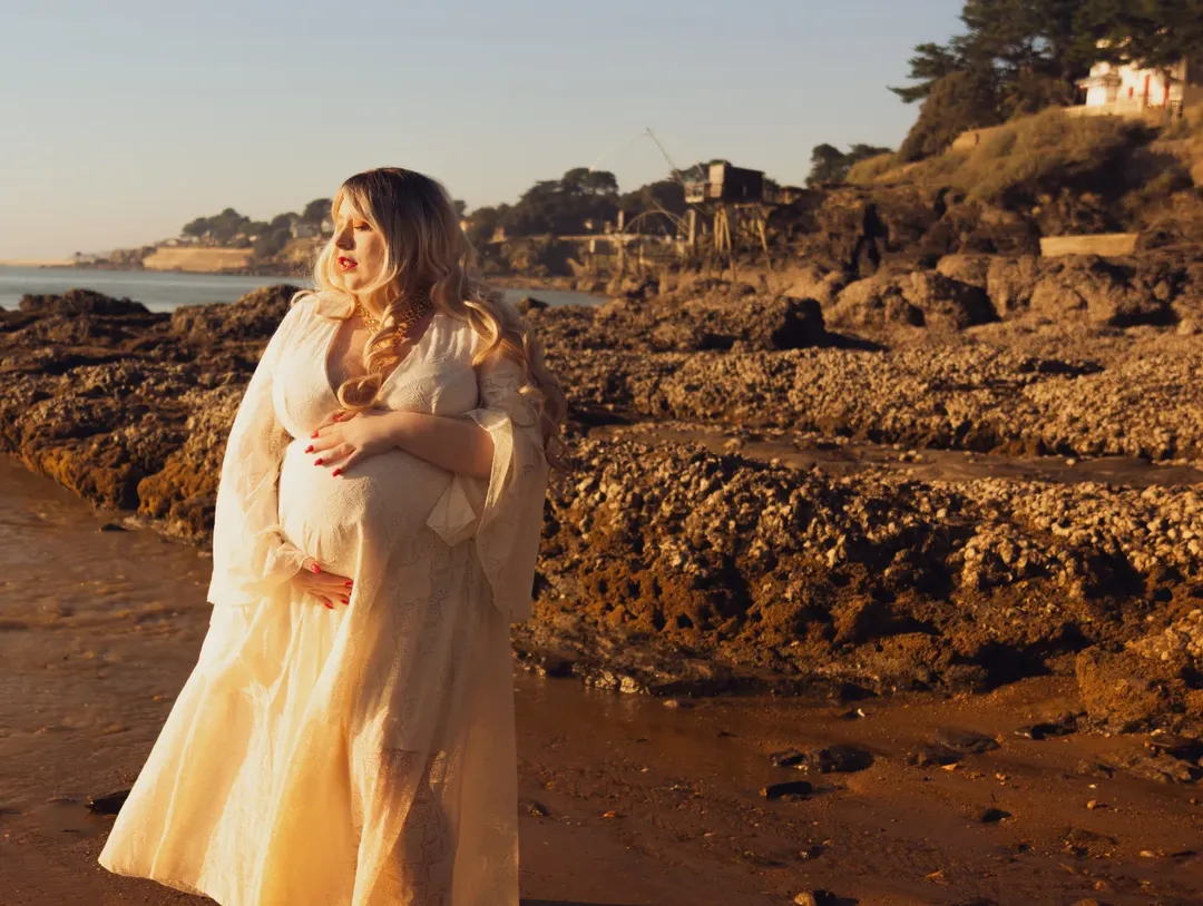 Shooting grossesse à la plage : une parenthèse lumineuse à Pornic.
