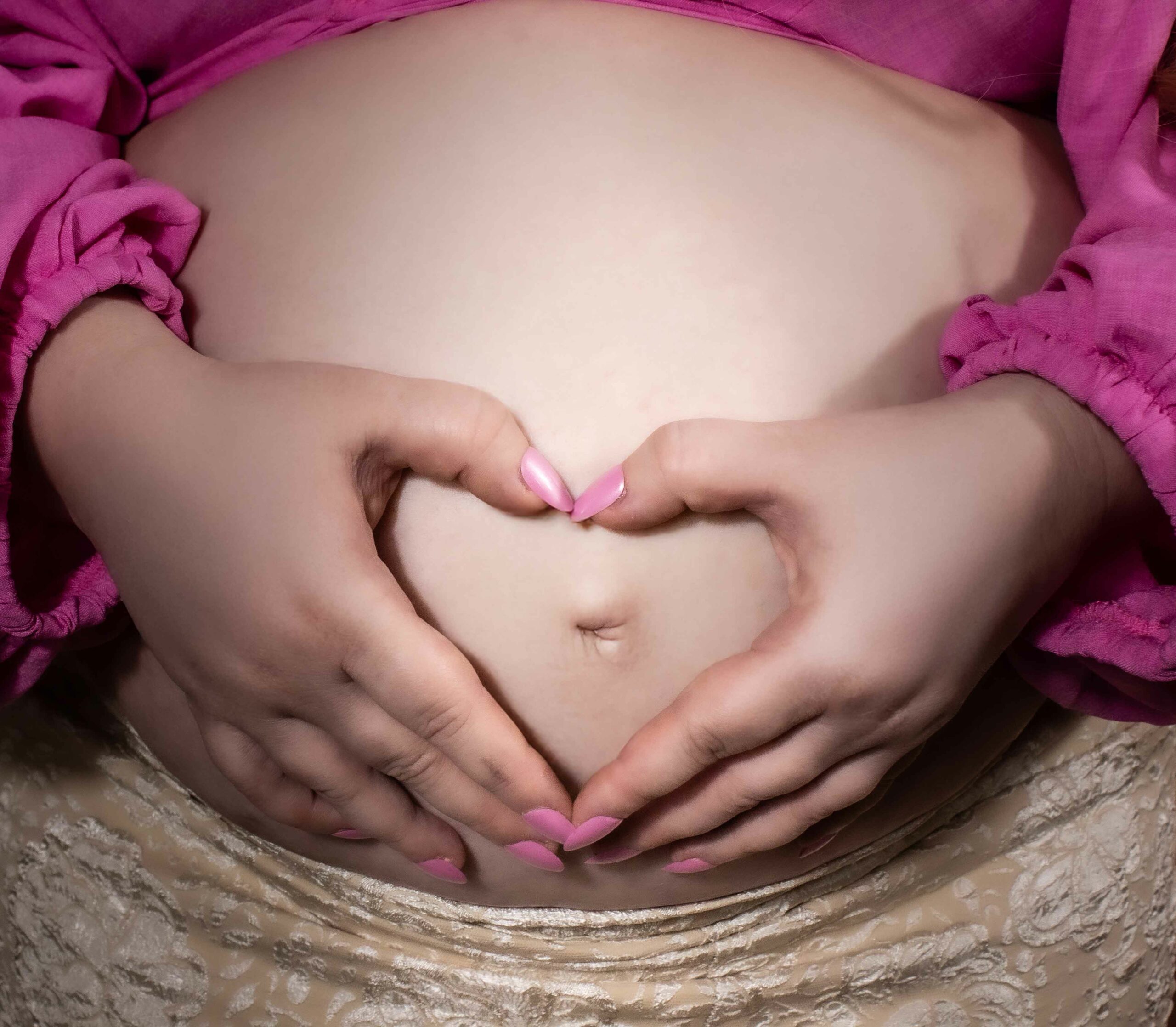 Shooting grossesse pour femme ronde : du rose, du ventre et zéro complexe.