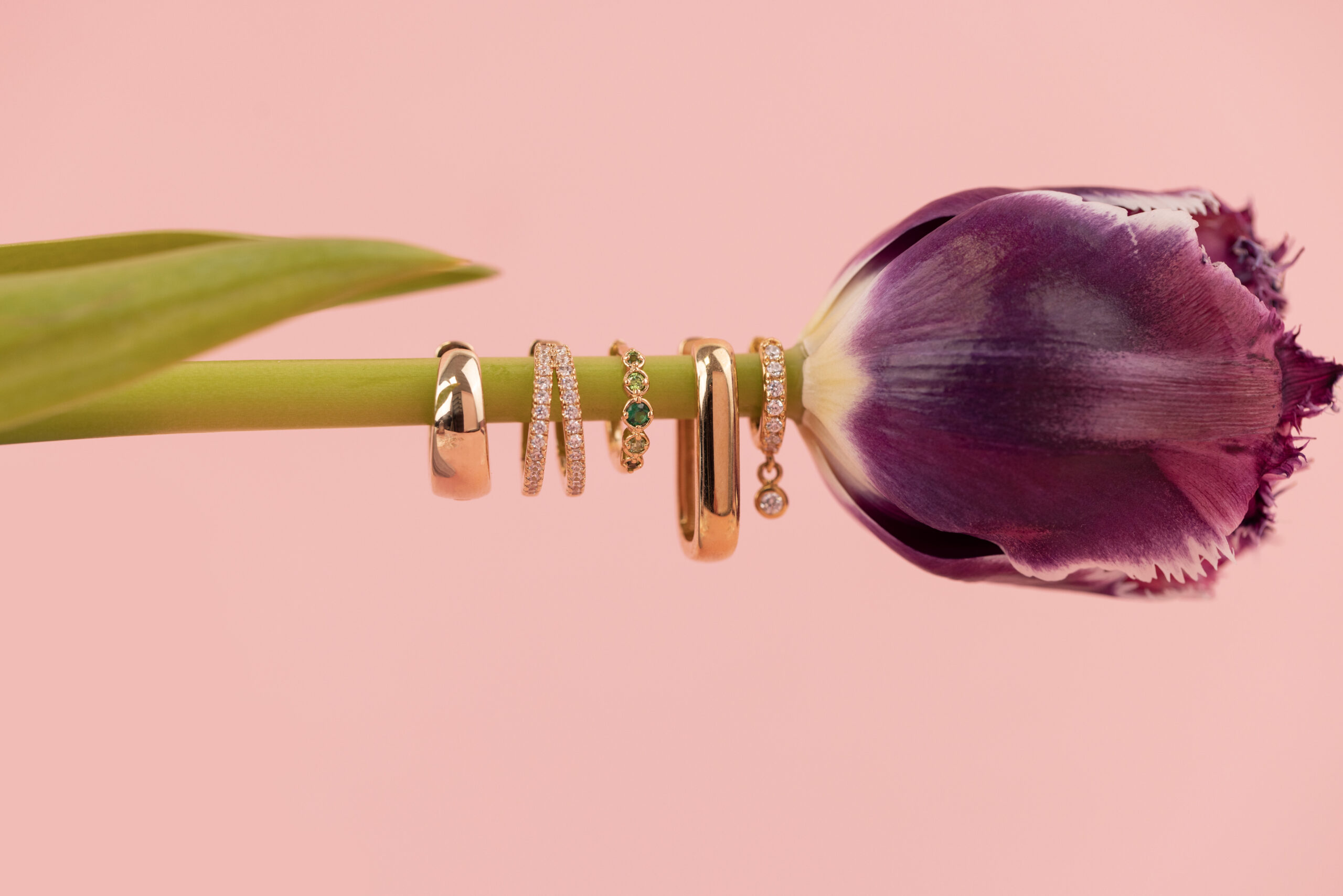 Boucles d’oreilles et confiance en soi : quand le bijou sublime les femmes rondes.