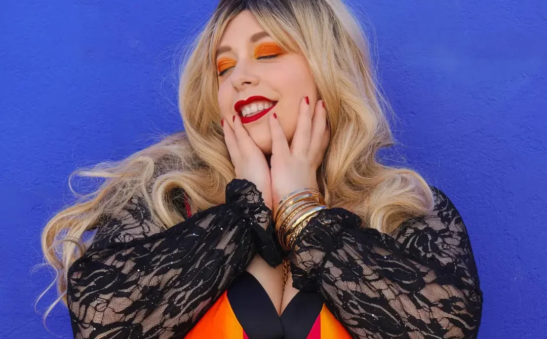 Robe grande taille colorée : osez les couleurs chaudes pour un look estival plein de caractère.