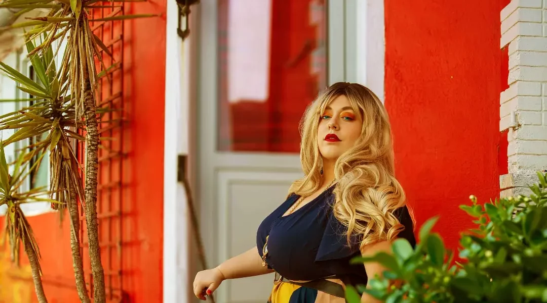 Robe bleue et jaune grande taille : pourquoi oser les couleurs transforme un look.