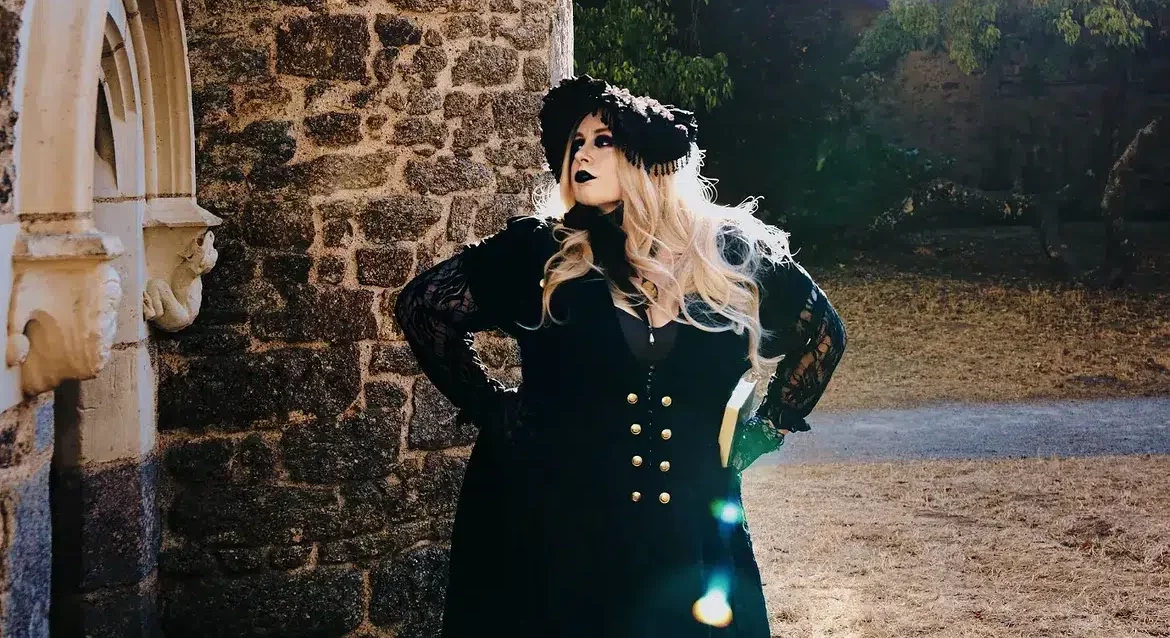 Style victorien grande taille : osez le gothique avec vos courbes.
