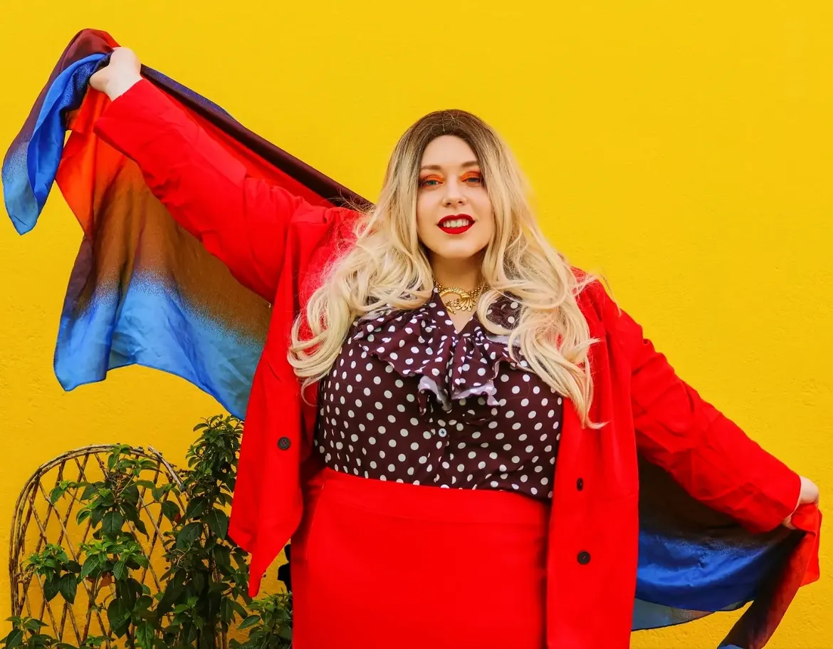 Tailleur rouge grande taille : comment oser un look coloré et rétro ?