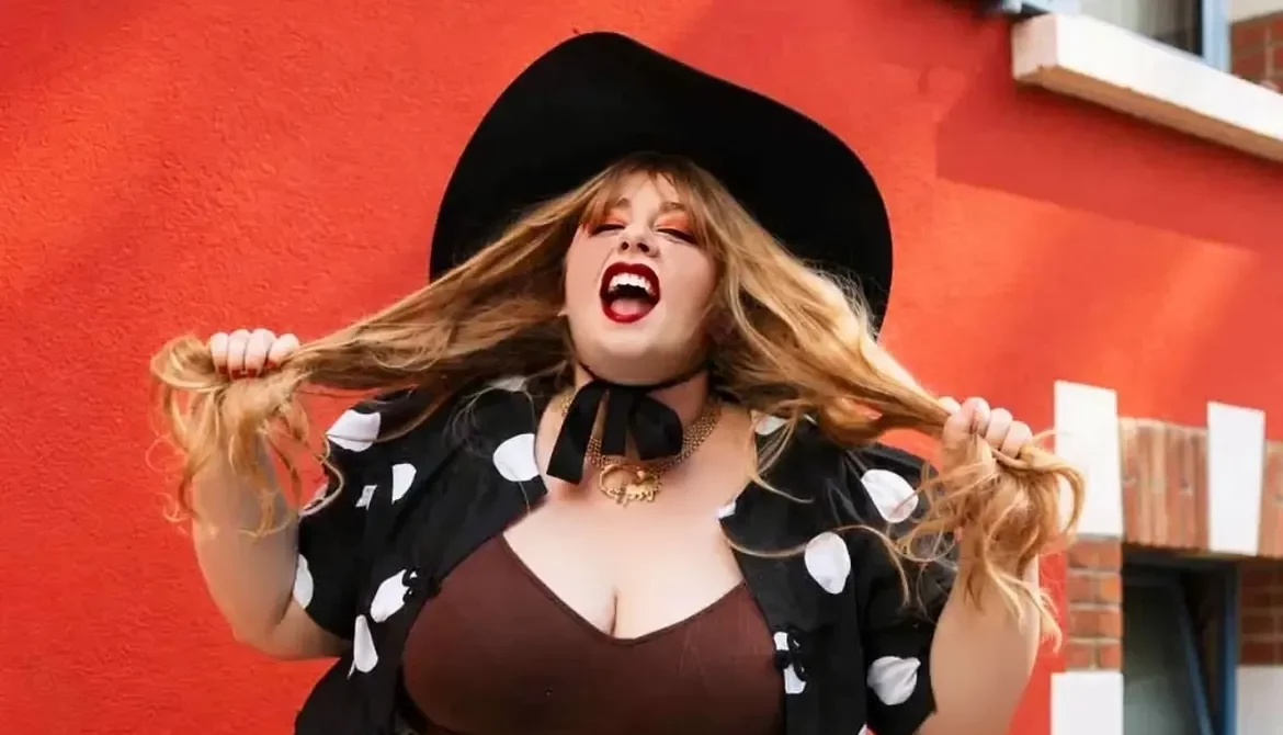 Look à pois grande taille : un outfit pin-up entre rétro et modernité.